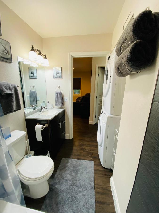 אנקורג' Beautiful 2 Bedroom 1 Bath Apartment With Private Garage מראה חיצוני תמונה