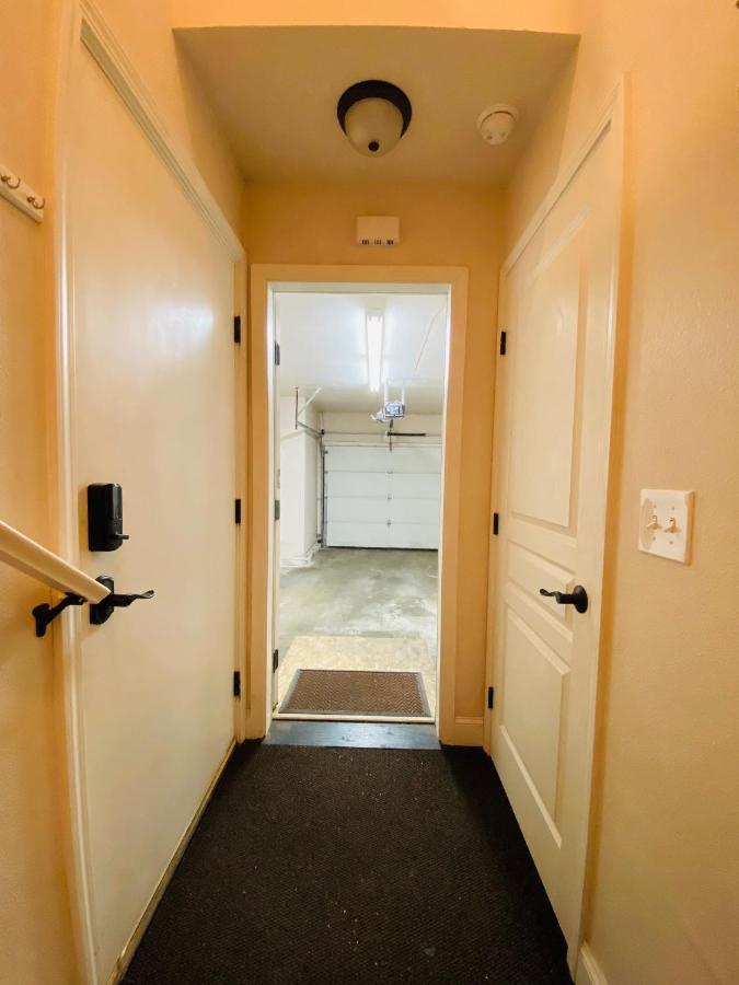 אנקורג' Beautiful 2 Bedroom 1 Bath Apartment With Private Garage מראה חיצוני תמונה