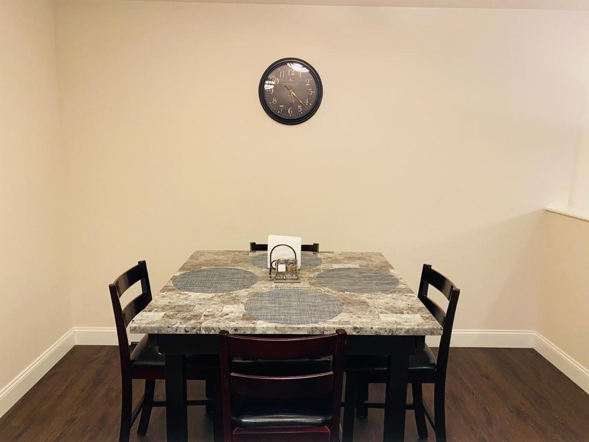 אנקורג' Beautiful 2 Bedroom 1 Bath Apartment With Private Garage מראה חיצוני תמונה